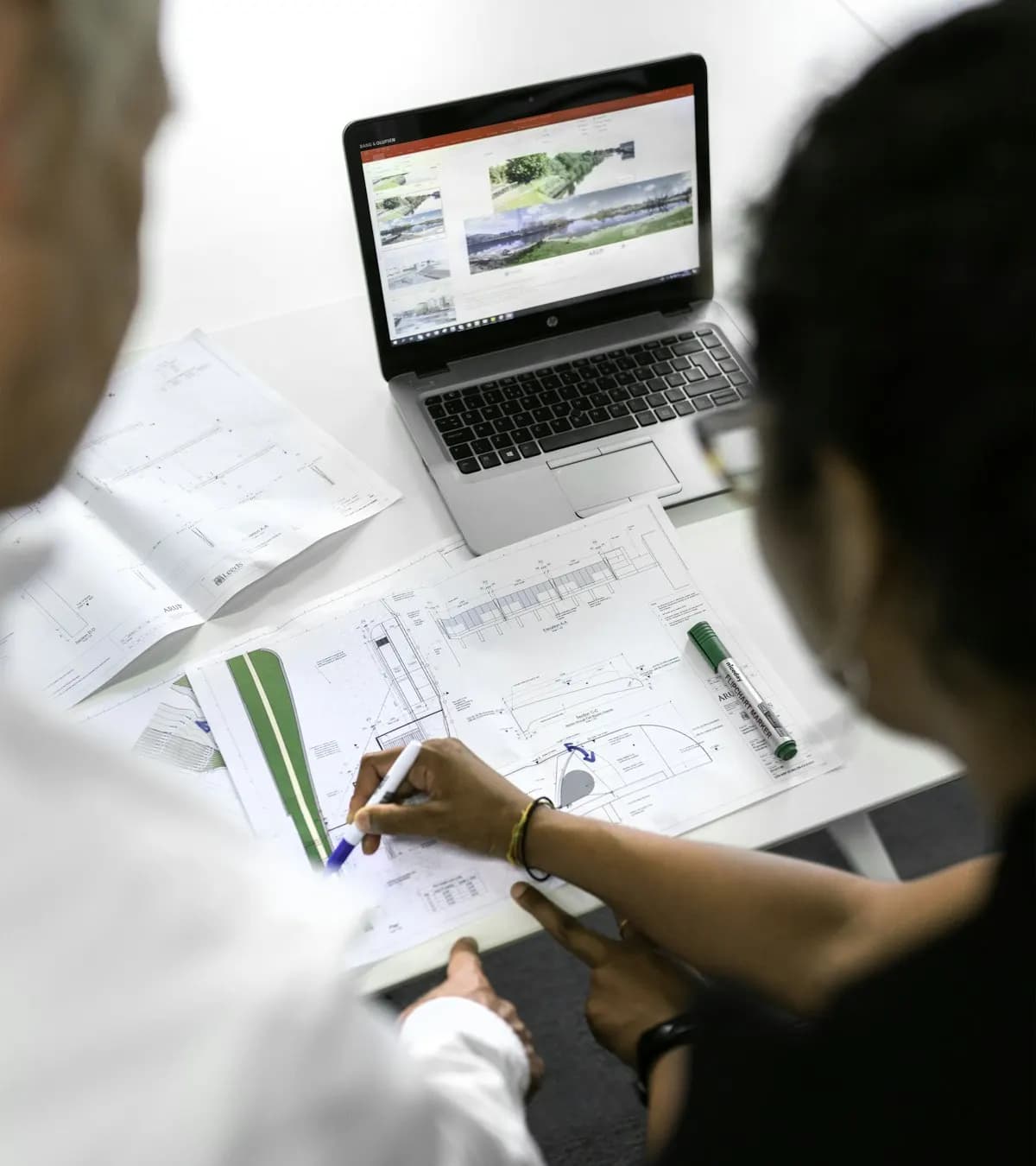 Documents à relire à côté d'un ordinateur portable