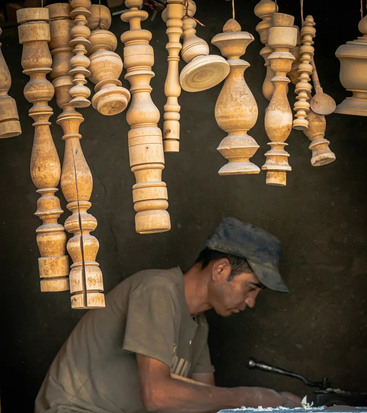 Artisan tourneur dans son atelier