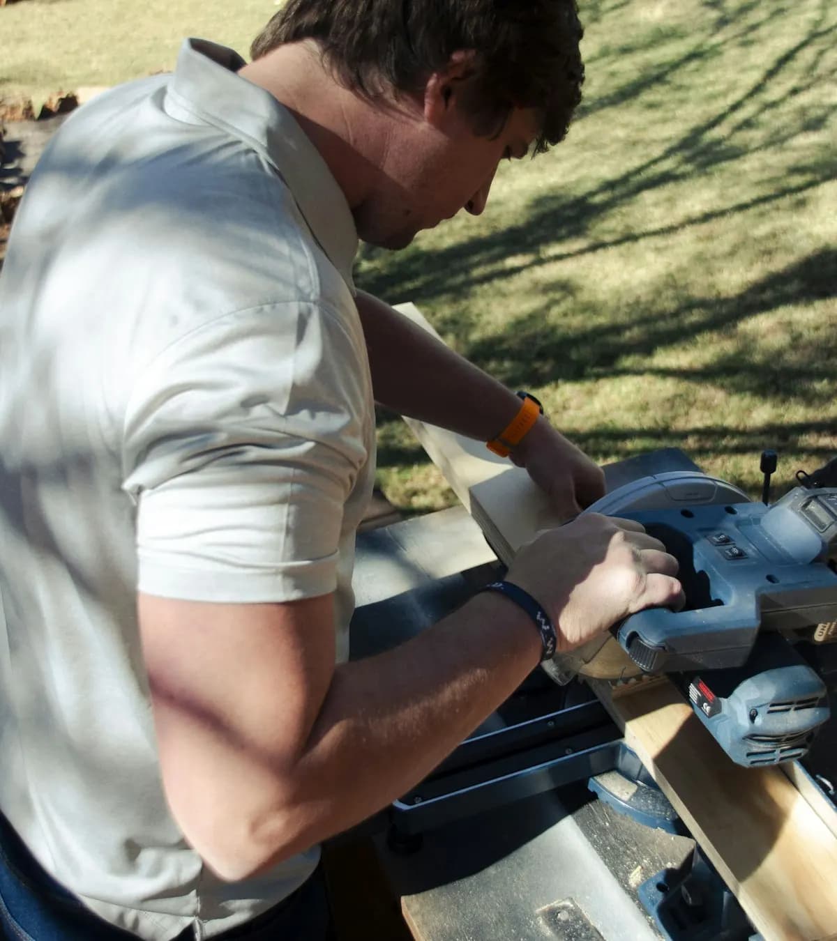Artisan découpant une planche