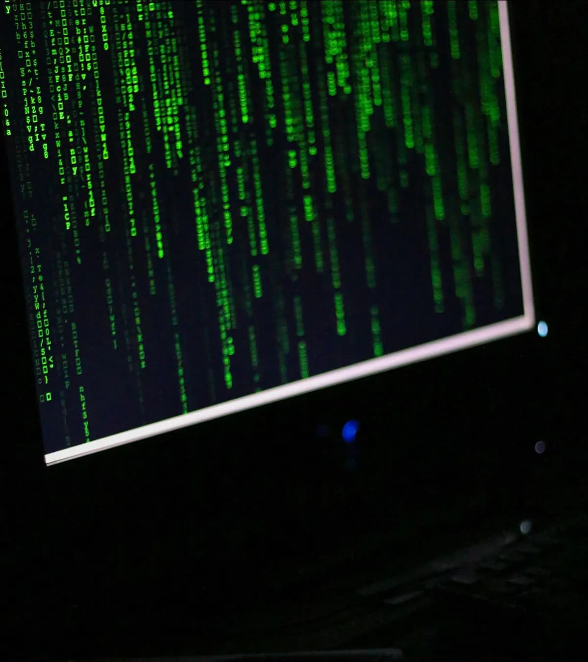 Écran de code vert dans l'obscurité