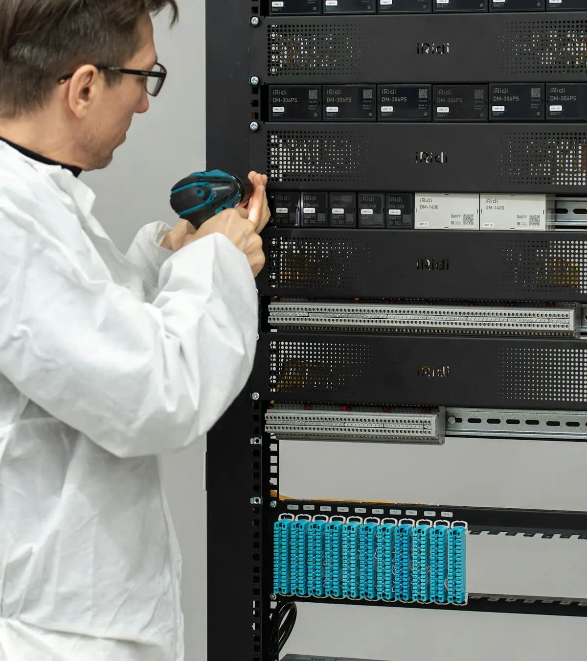 Technicien vérifiant une baie informatique