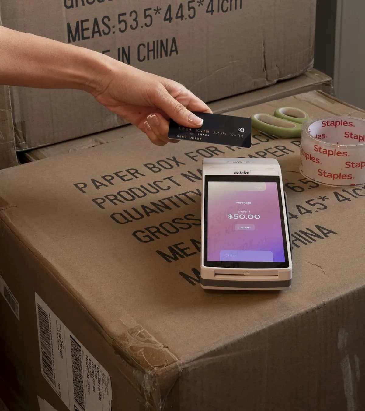 Terminal de paiement posé sur un carton