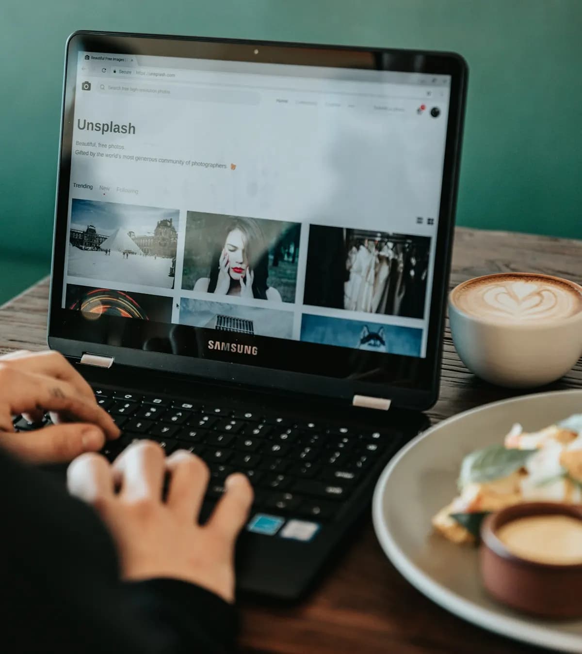Personne travaillant sur un site depuis un ordinateur portable