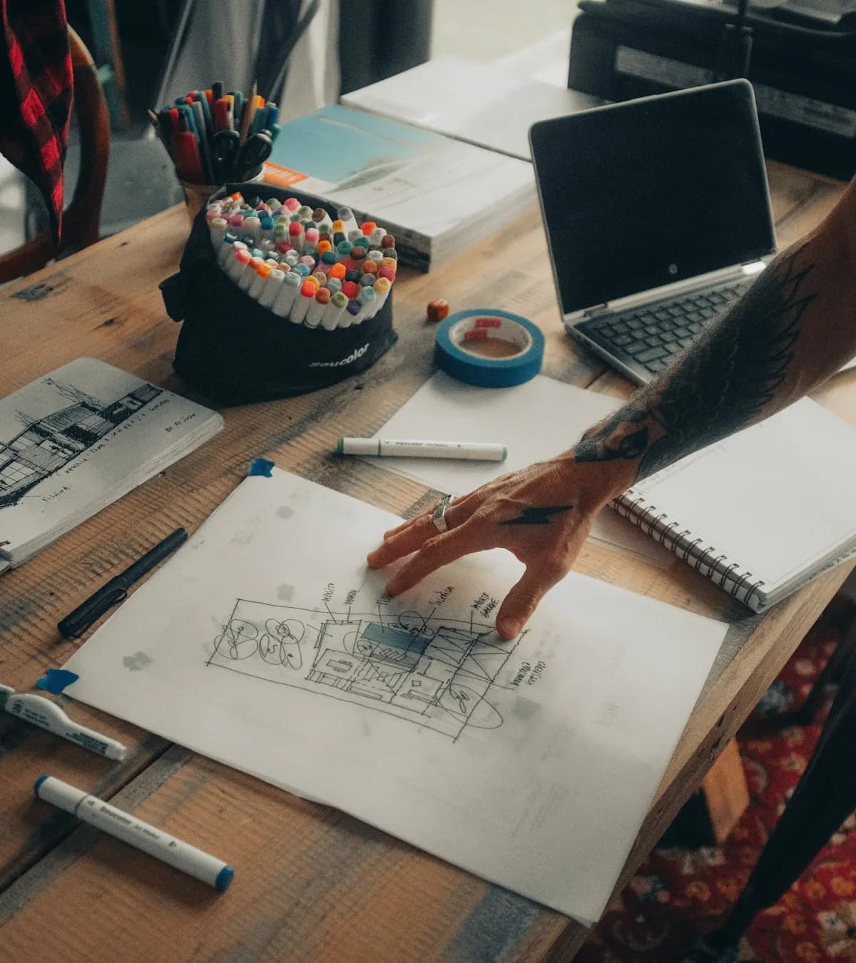 Architecte travaillant sur des plans