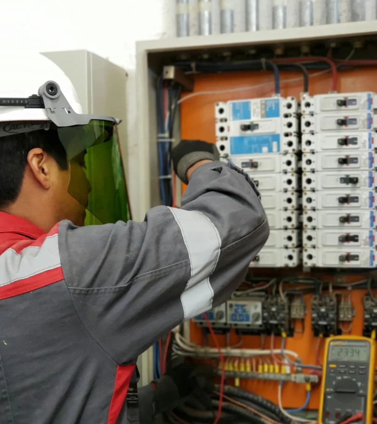 Électricien intervenant sur un tableau électrique
