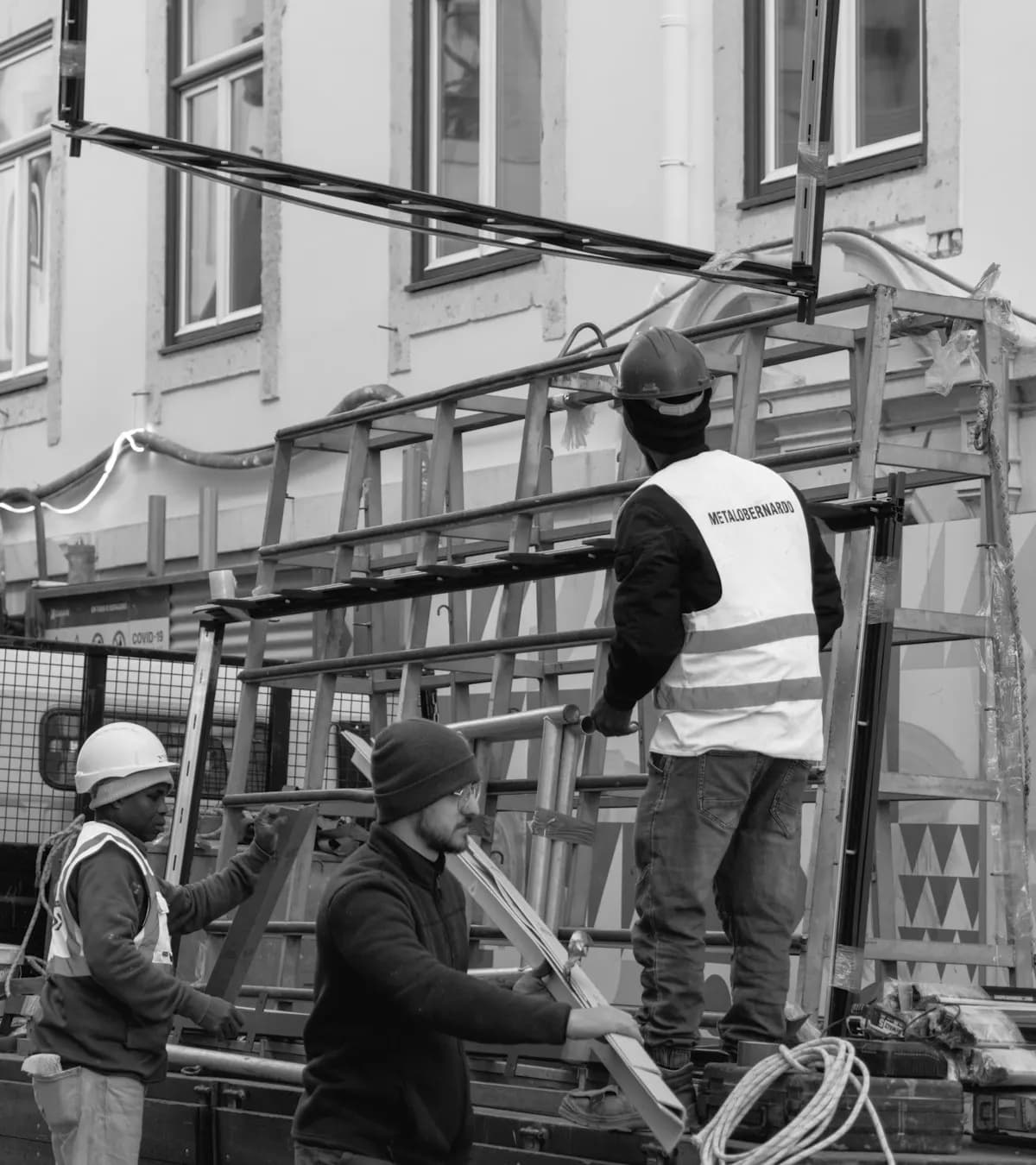 Ouvriers sur un échafaudage de façade