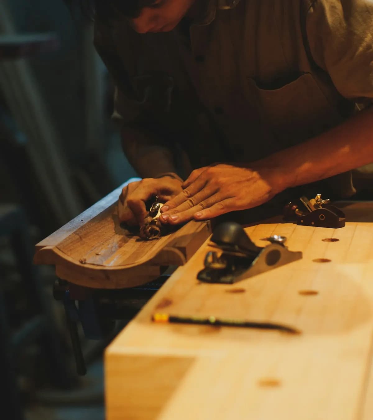 Menuisier travaillant le bois