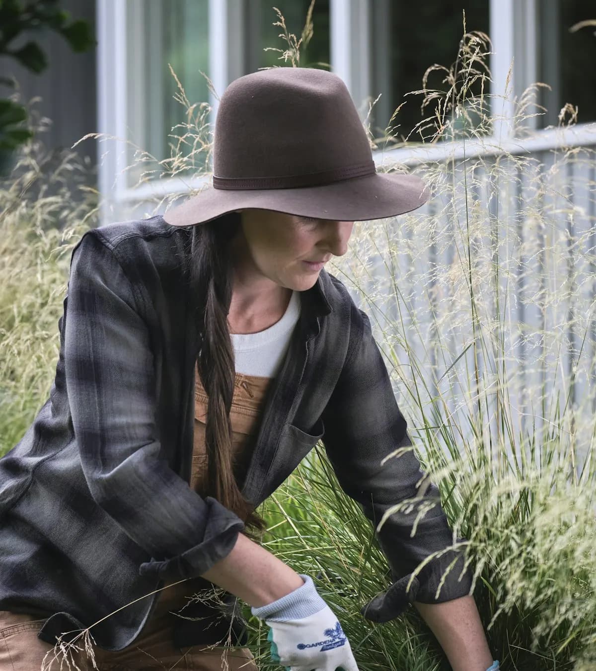 Paysagiste au travail dans un jardin