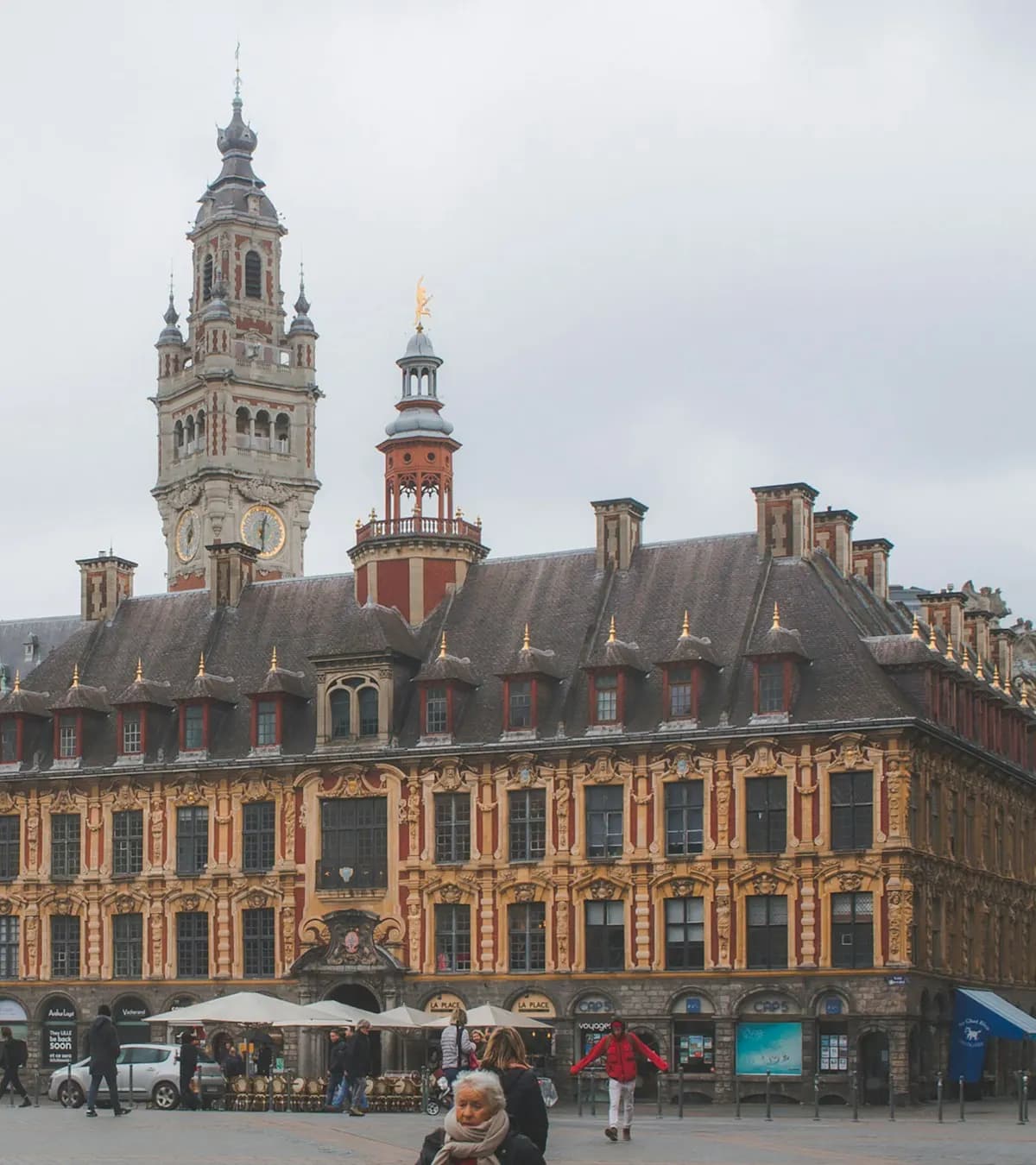 La Vieille Bourse et le beffroi de Lille, dans la métropole lilloise