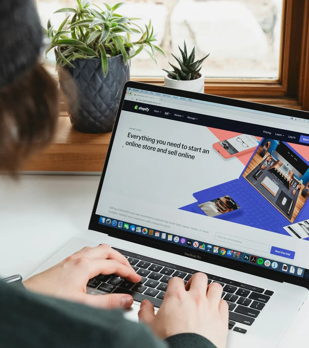 Personne travaillant sur un site web depuis un ordinateur portable