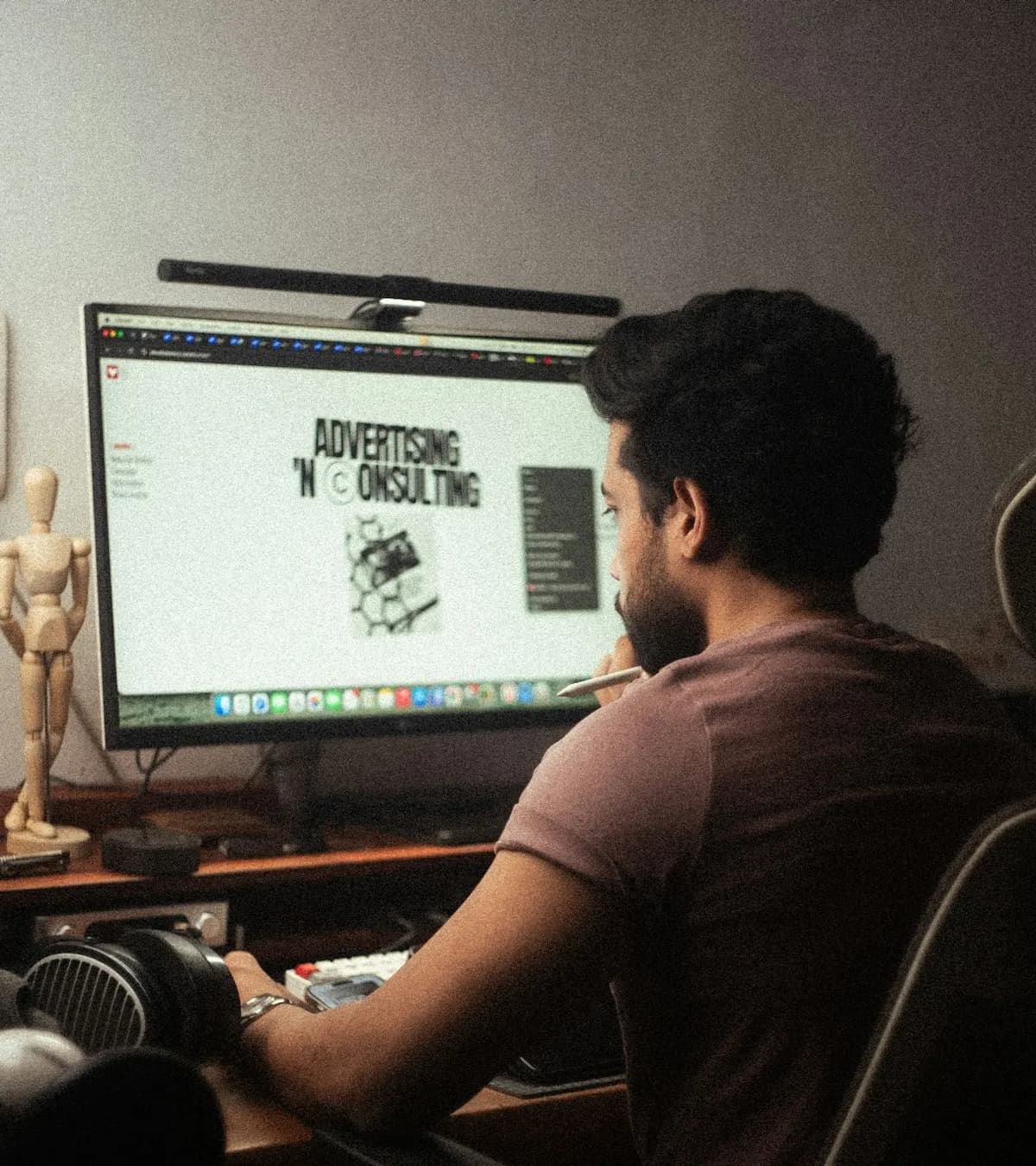 Graphiste concevant un site sur son écran