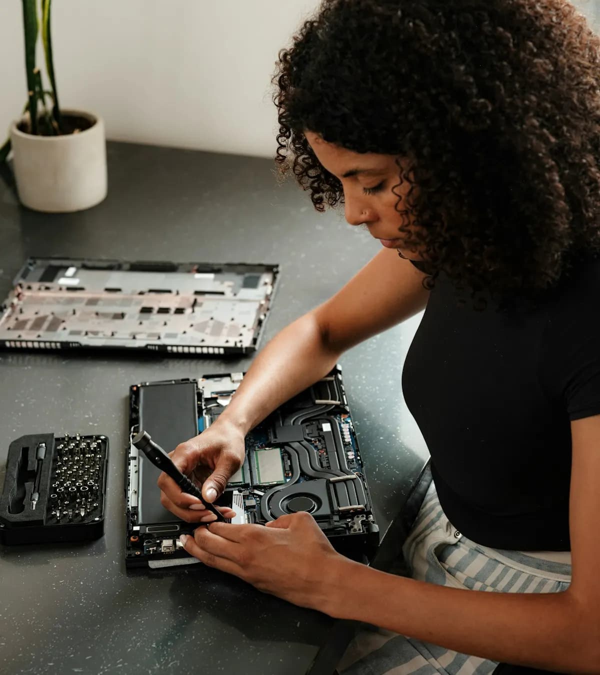 Technicienne réparant un ordinateur portable