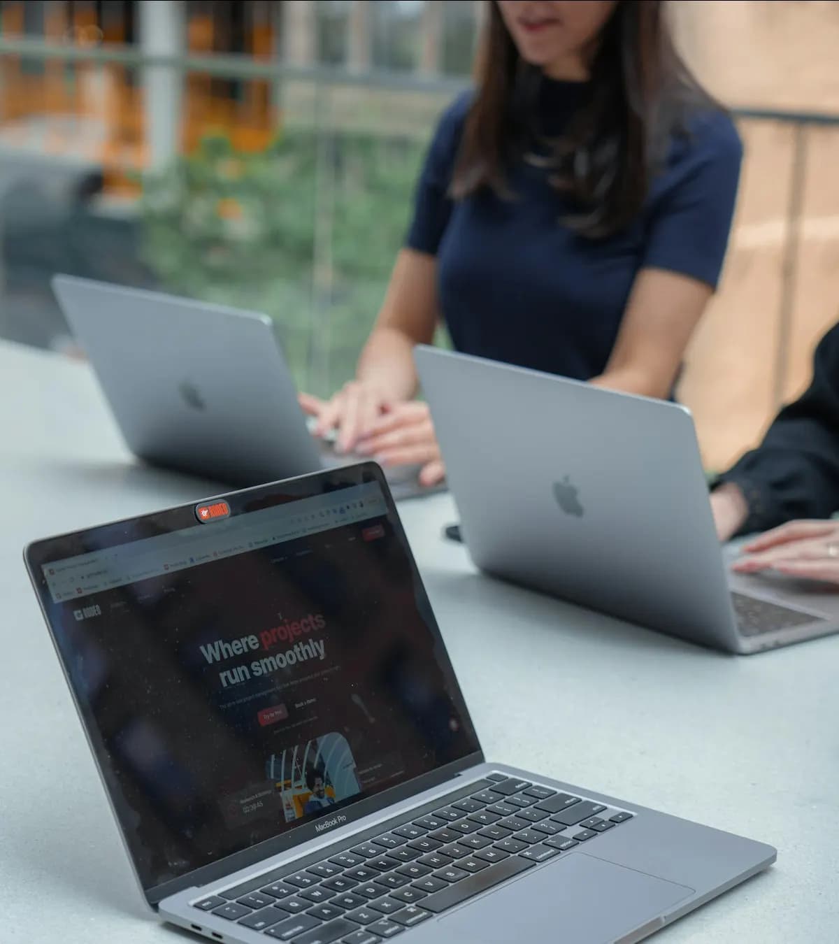 Ordinateurs portables sur une table de travail