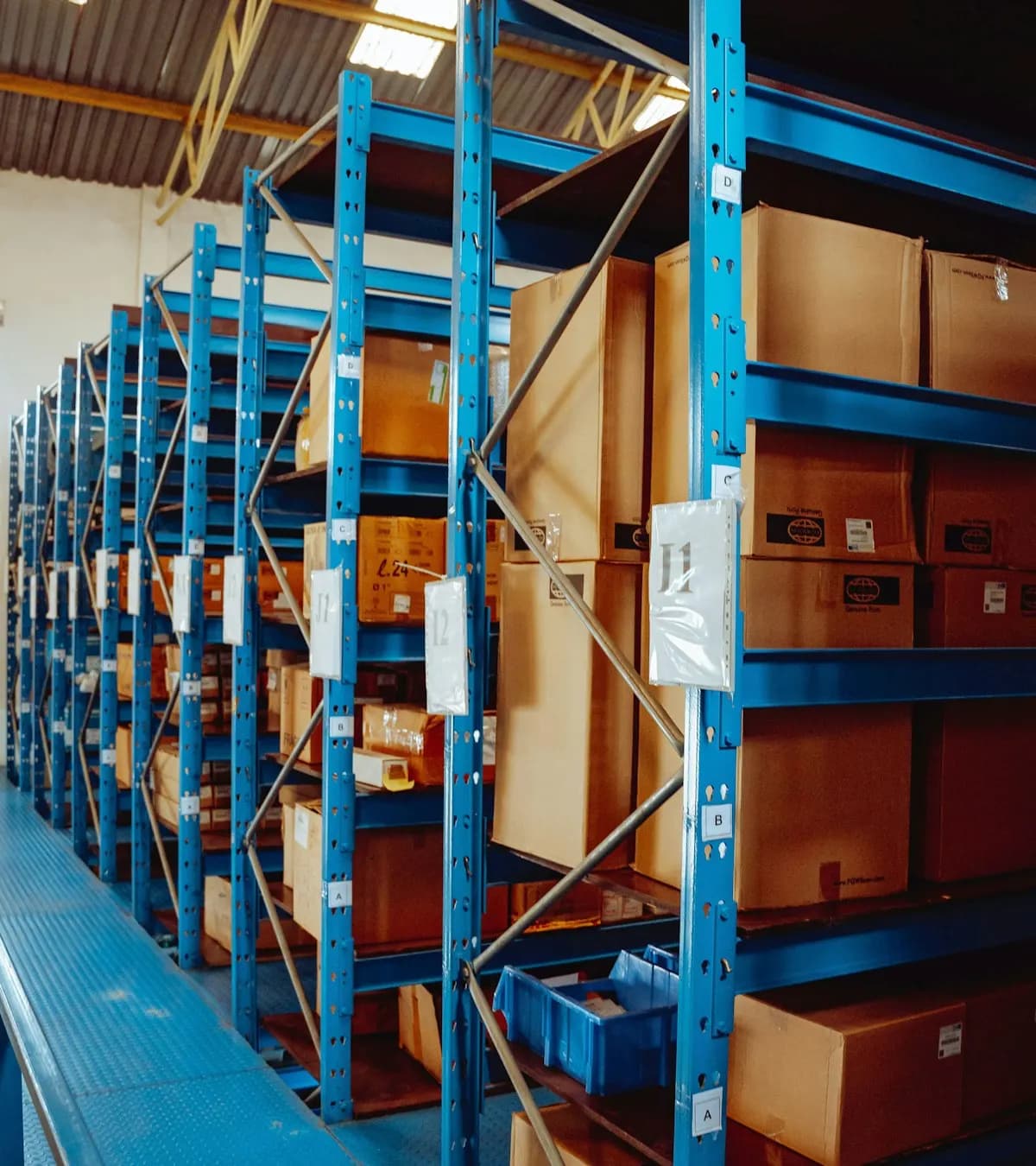 Rayonnages d'entrepôt remplis de cartons