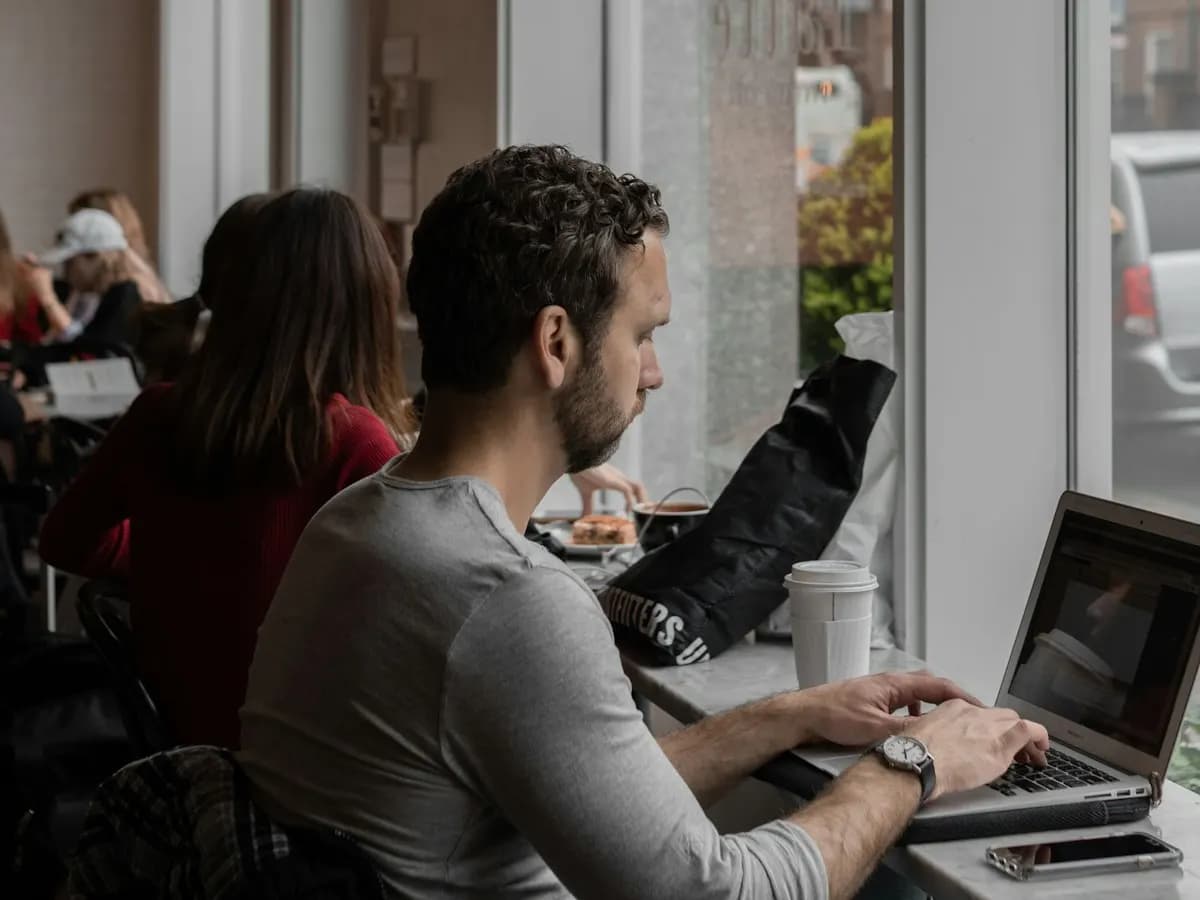 Équipe au travail dans un bureau lumineux