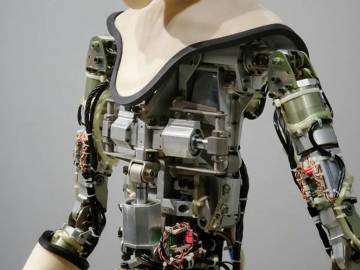 Robot humanoïde aux mécanismes apparents