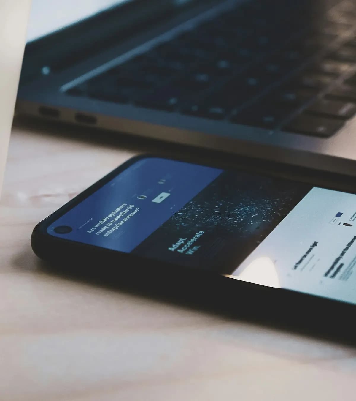 Ordinateur portable et smartphone posés côte à côte