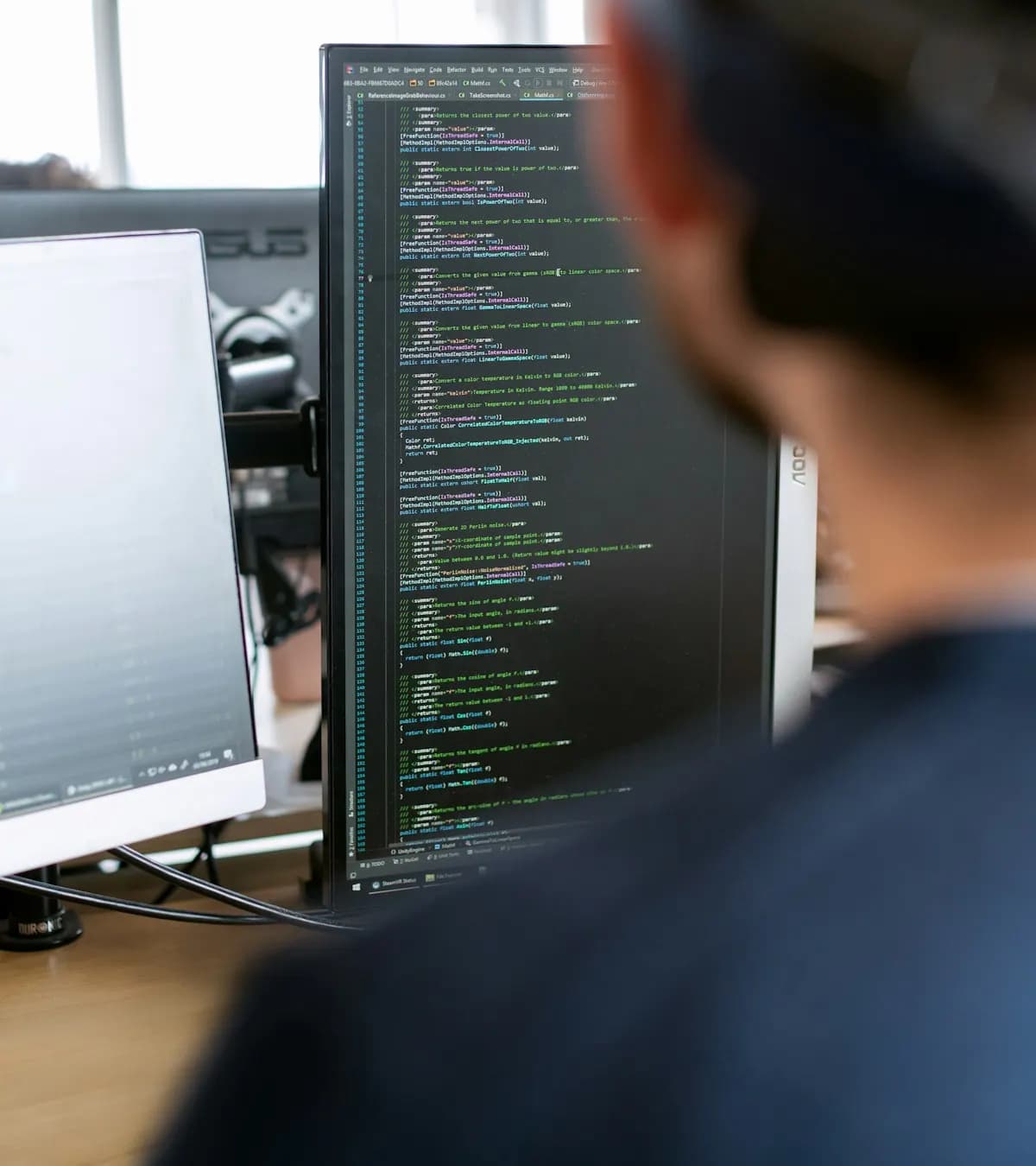 Écrans de supervision dans un bureau