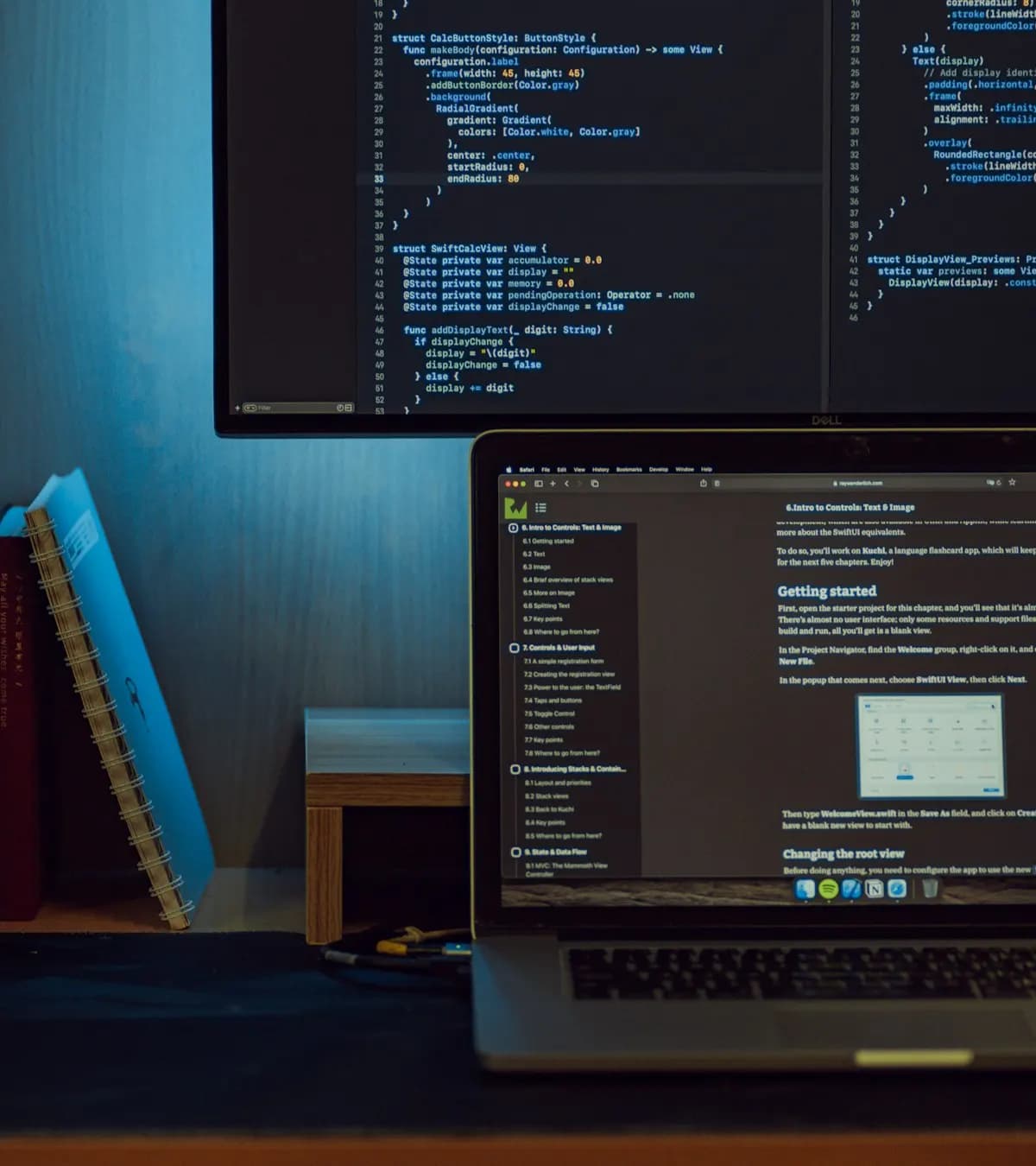 Poste de développeur avec plusieurs écrans de code