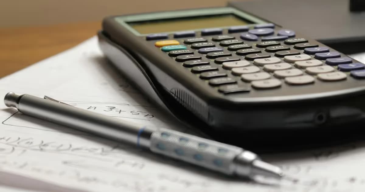 Calculatrice et documents pour établir un budget