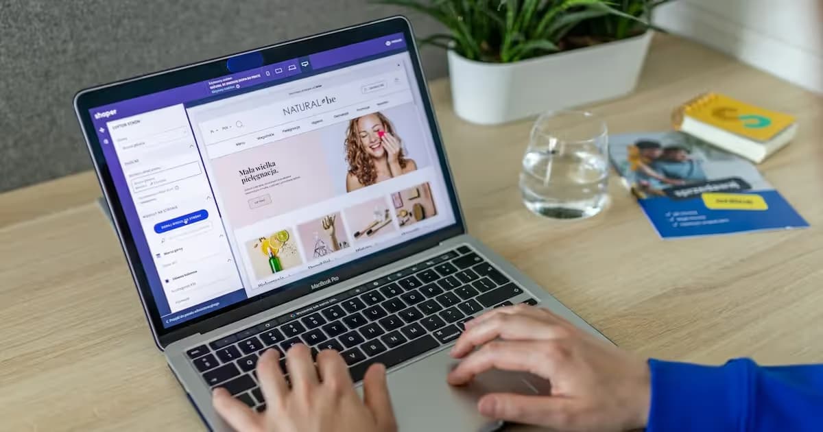 Boutique Shopify affichée sur un écran