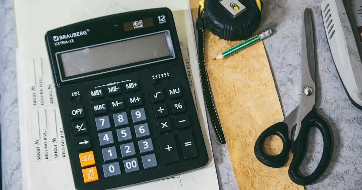 Calculatrice et documents pour établir un budget