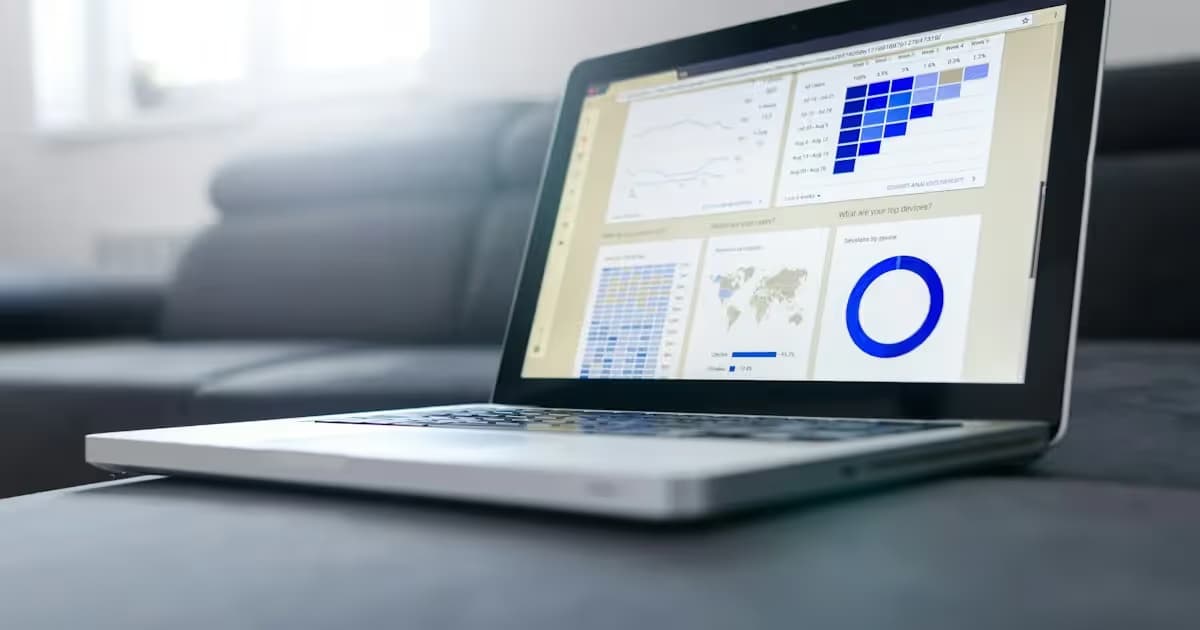 Courbes de statistiques de trafic sur un ordinateur portable