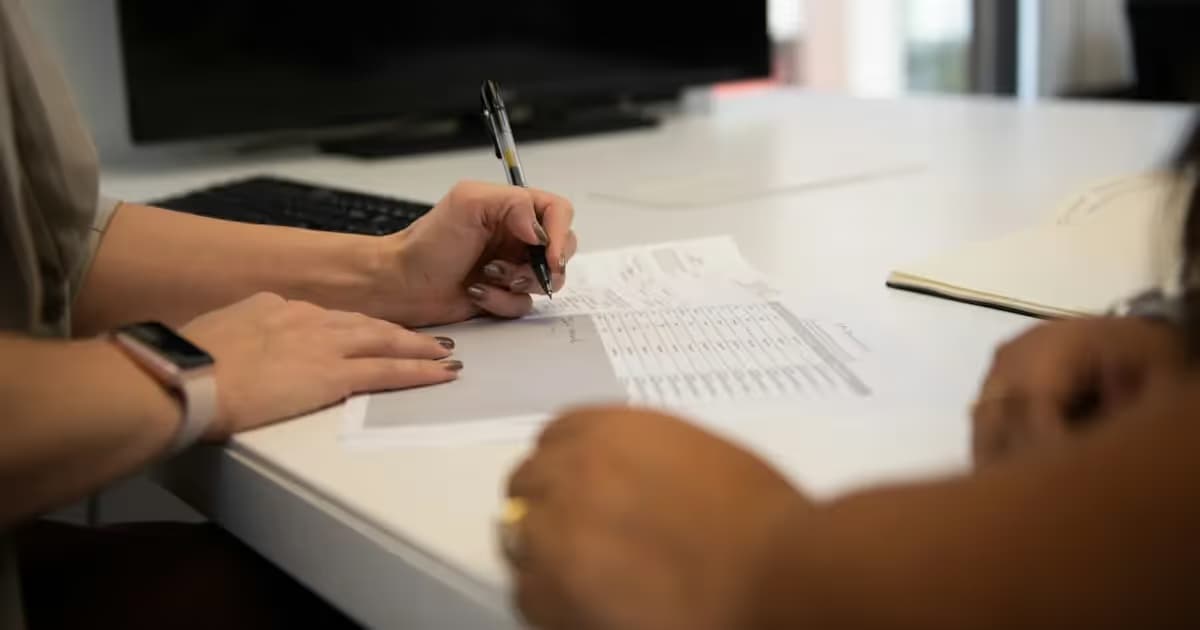 Signature d'un contrat lors d'un rendez-vous professionnel