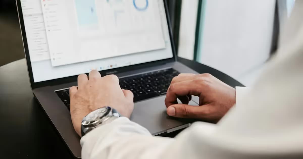 Courbes de statistiques de trafic sur un ordinateur portable