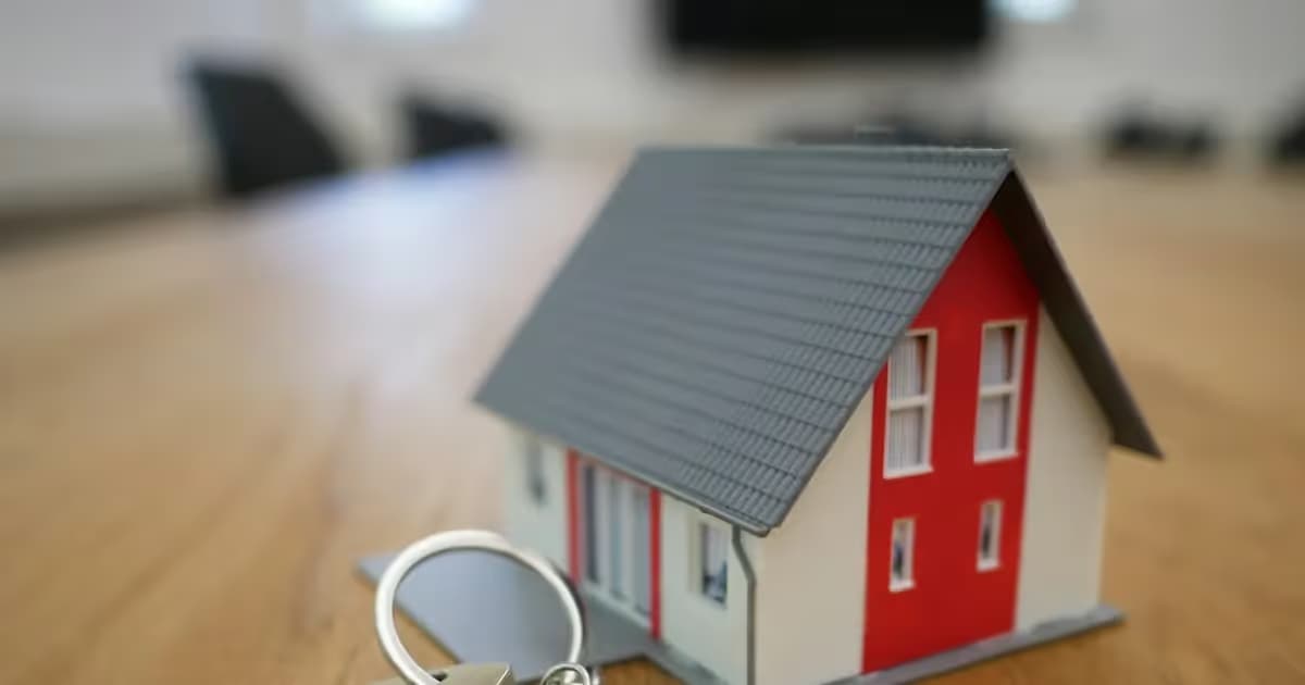 Clés d'une maison et maquette immobilière