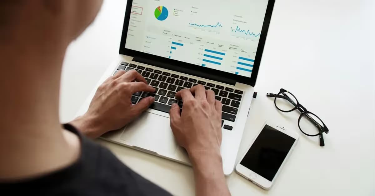 Courbes de statistiques de trafic sur un ordinateur portable