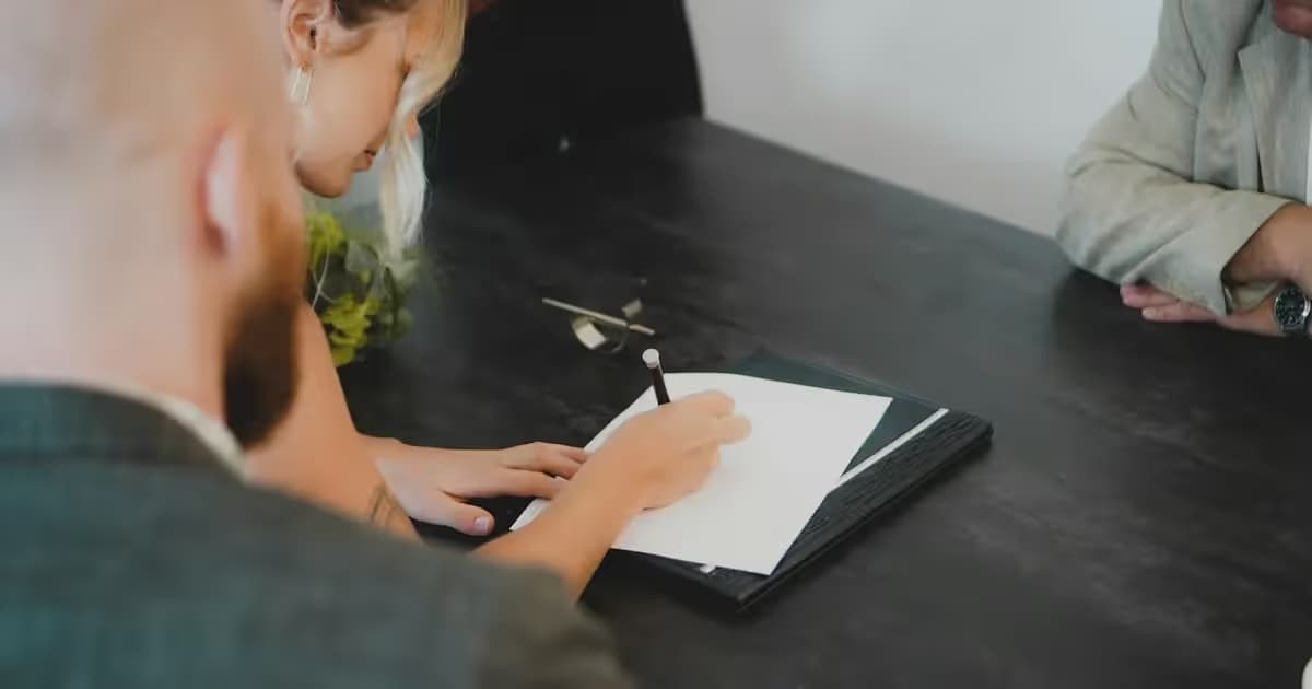 Signature d'un contrat lors d'un rendez-vous professionnel