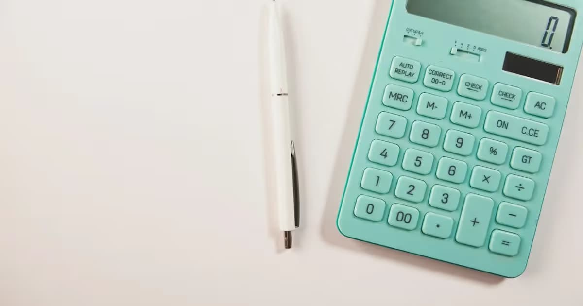 Calculatrice et documents pour établir un budget