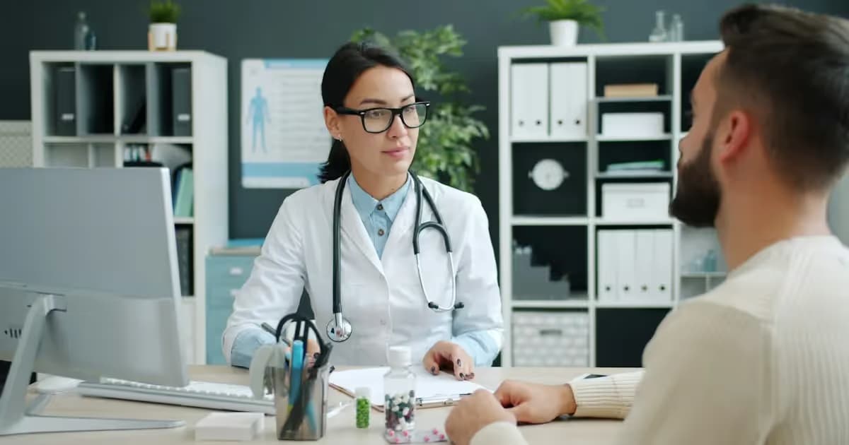 Médecin recevant un patient en consultation