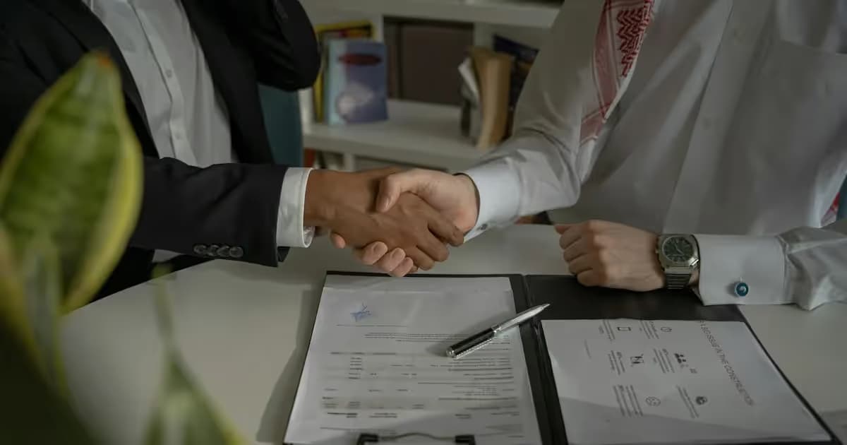 Signature d'un contrat lors d'un rendez-vous professionnel