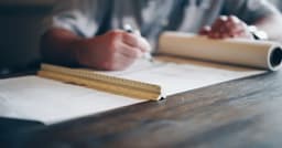 Plans d'architecte sur une table de travail