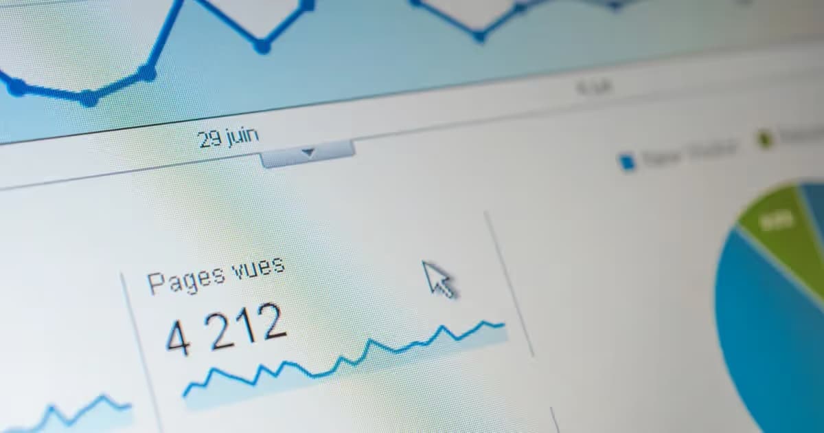 Courbes de statistiques de trafic sur un ordinateur portable