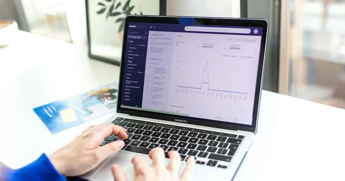 Boutique Shopify affichée sur un écran