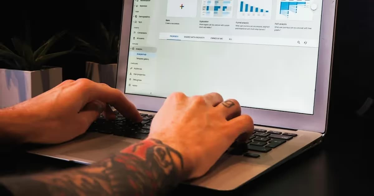 Courbes de statistiques de trafic sur un ordinateur portable