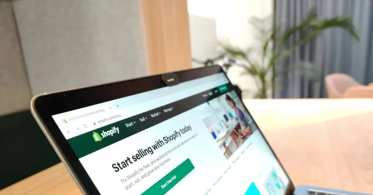Site Shopify affiché sur un ordinateur portable