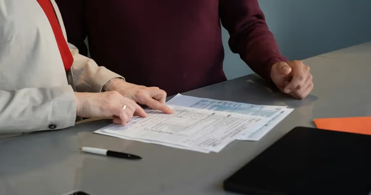 Signature d'un contrat lors d'un rendez-vous professionnel