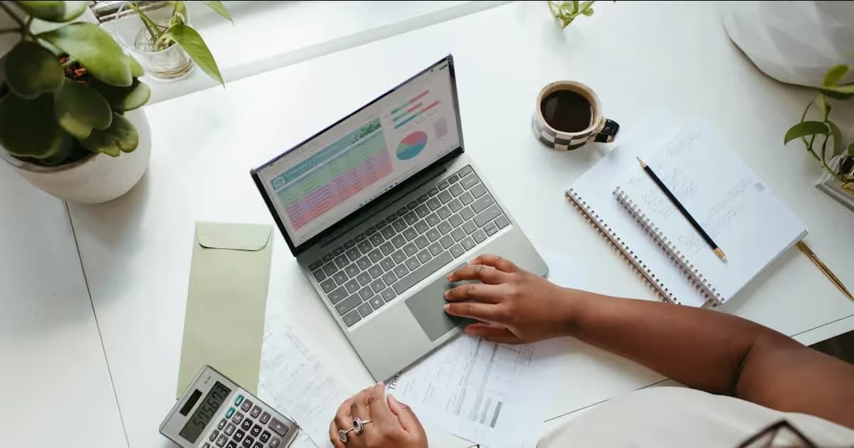 Calculatrice et documents pour établir un budget
