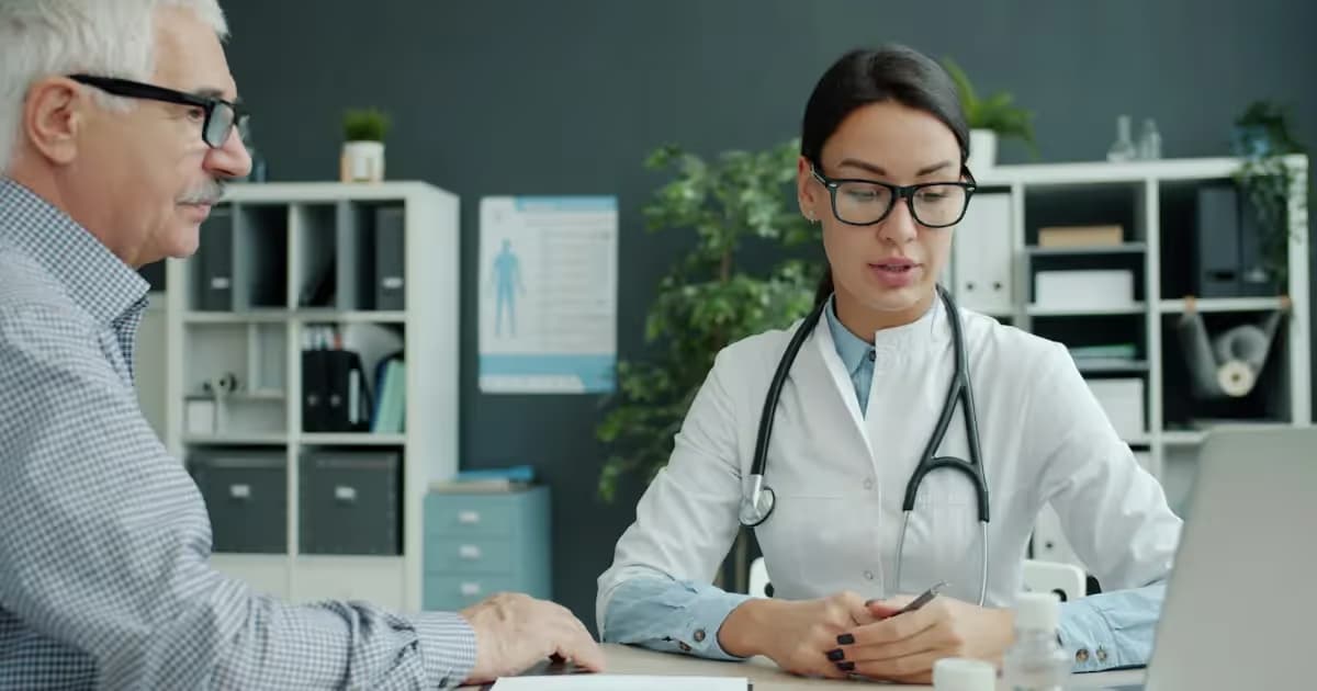 Médecin recevant un patient en consultation