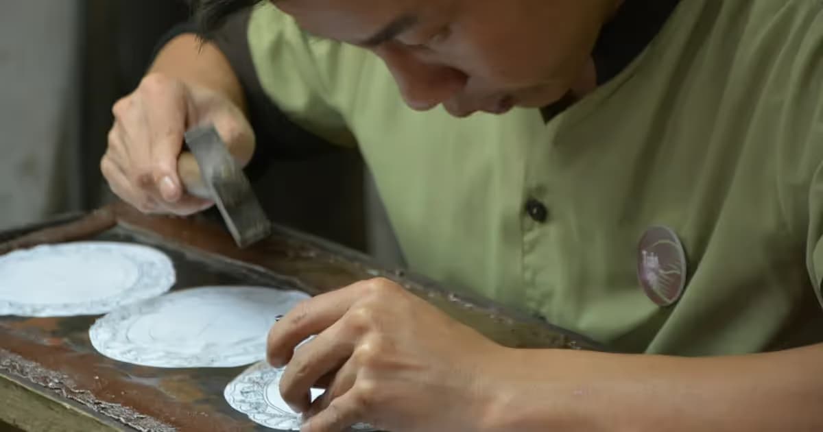 Artisan au travail dans son atelier