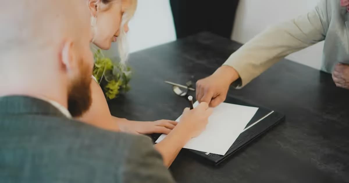 Signature d'un contrat lors d'un rendez-vous professionnel