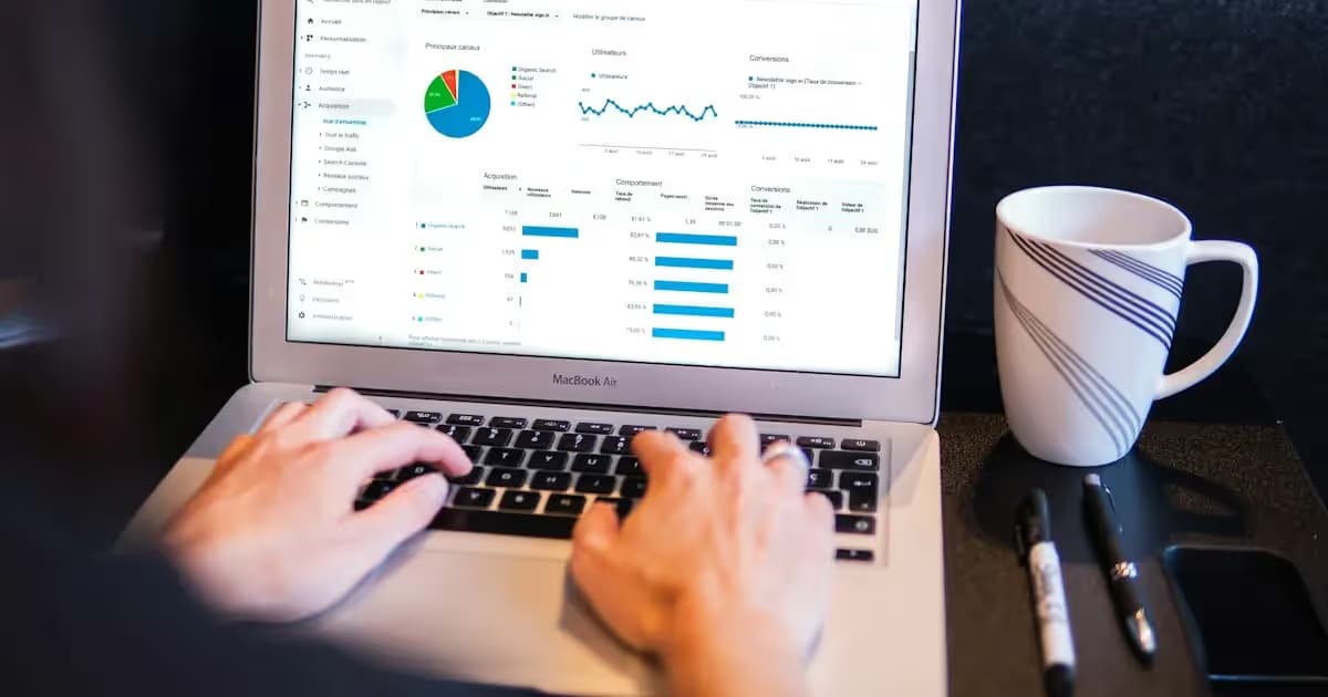 Courbes de statistiques de trafic sur un ordinateur portable