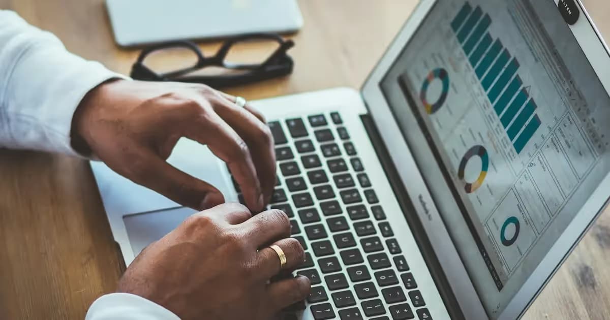 Courbes de statistiques de trafic sur un ordinateur portable