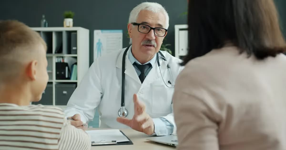Médecin recevant un patient en consultation
