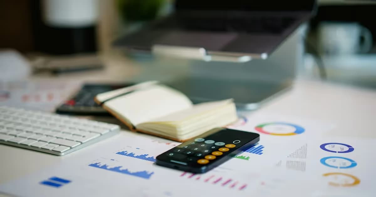 Calculatrice et documents pour établir un budget
