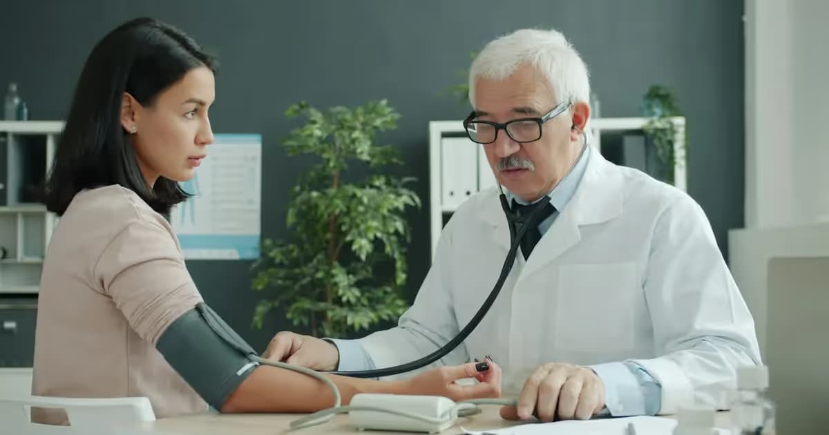 Médecin recevant un patient en consultation